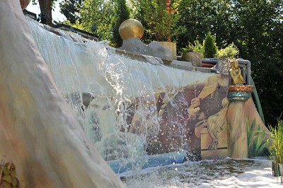 nanu mazuku gartenteich wasserfall im detail